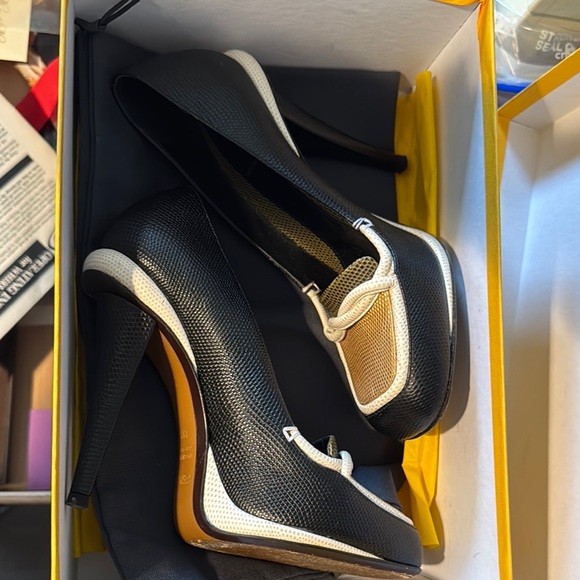 Fendi Black and Gold Women's Shoes - Picture 7 of 7